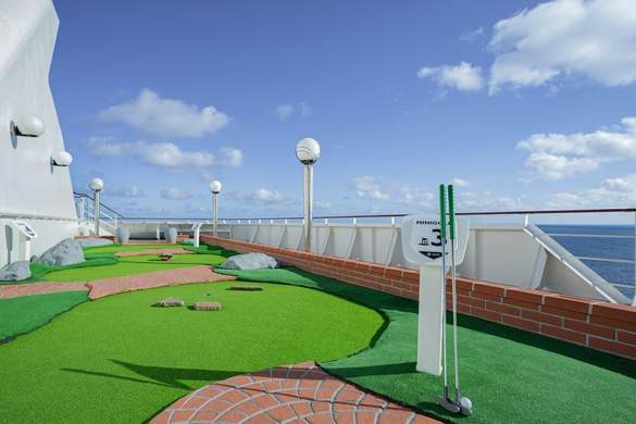 MSC Cruises MSC Poesia Minigolf 2 ©MSC Rights - Ivan Sarfatti.jpg